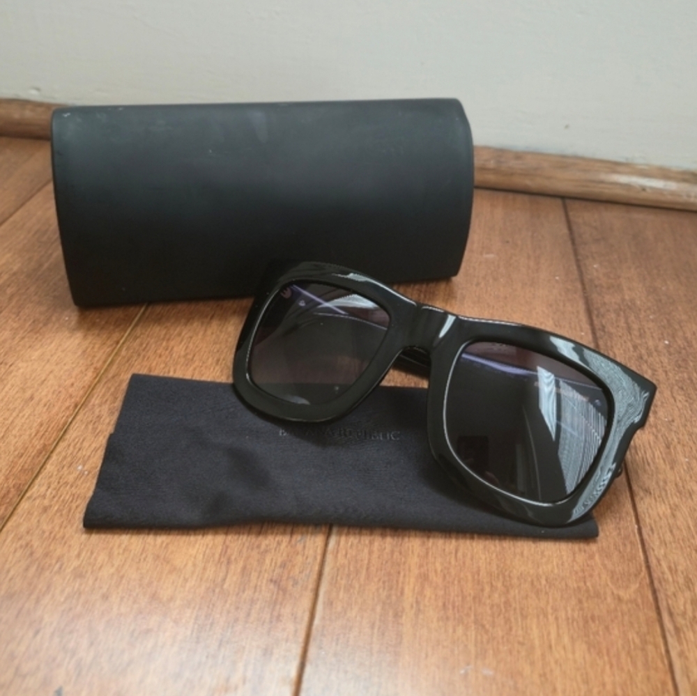 Banana Republic Classic Black Square SunGlasses With Case